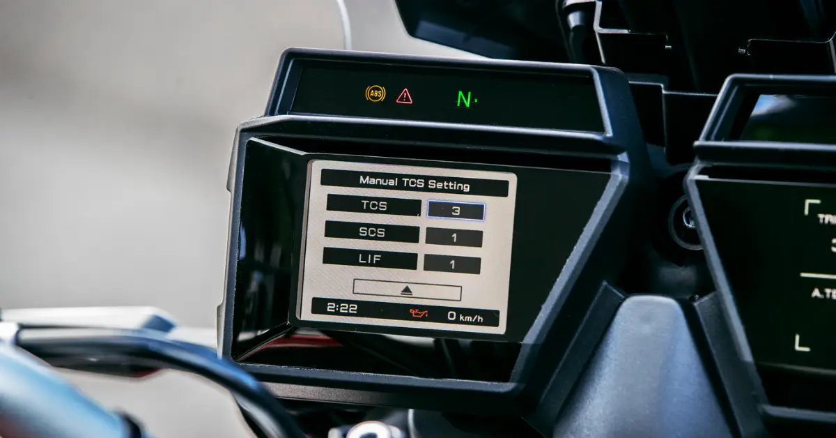 Yamaha tracer 9 - etkin motor 6 Eksenli IMU ve Yatış Açısına Duyarlı Sürücü Yardımı Özellikleri