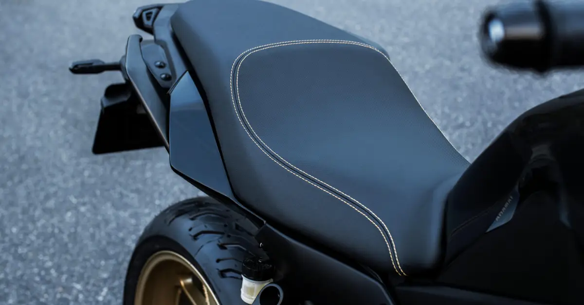 Yamaha tracer 7 - etkin motor Sürücü ve Yolcu Konforu için Konturlu İki Kişilik Sele