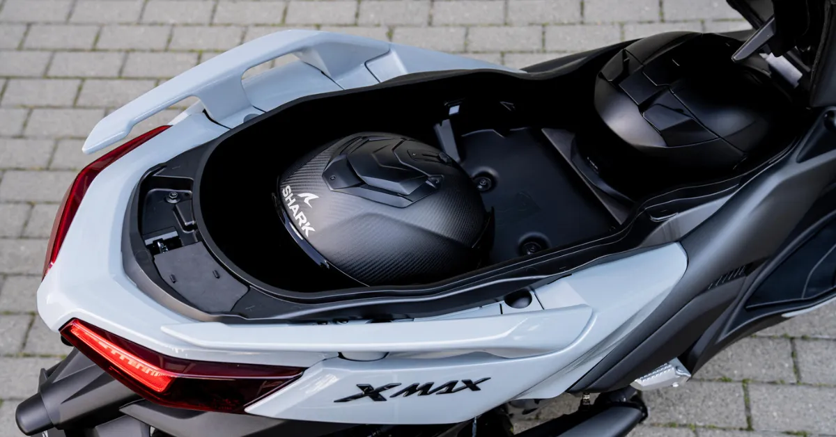 Yamaha xmax 250 tech max+ 2025: sport scooter segmentinde zirve - etkin motor 2 Kask Kapasiteli Geniş Saklama Alanı - Etkin Motor