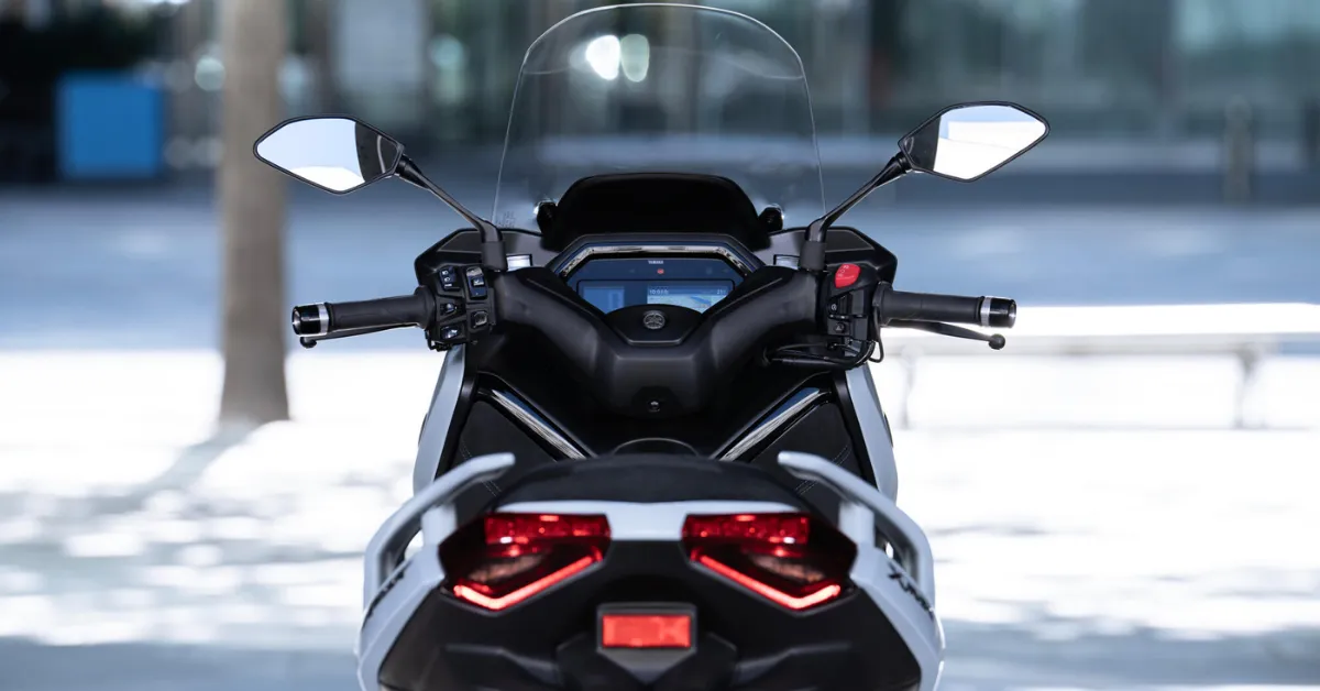 Yamaha xmax 250 tech max+ 2025: sport scooter segmentinde zirve - etkin motor Elektronik Olarak Ayarlanabilir Ön Cam - Etkin Motor
