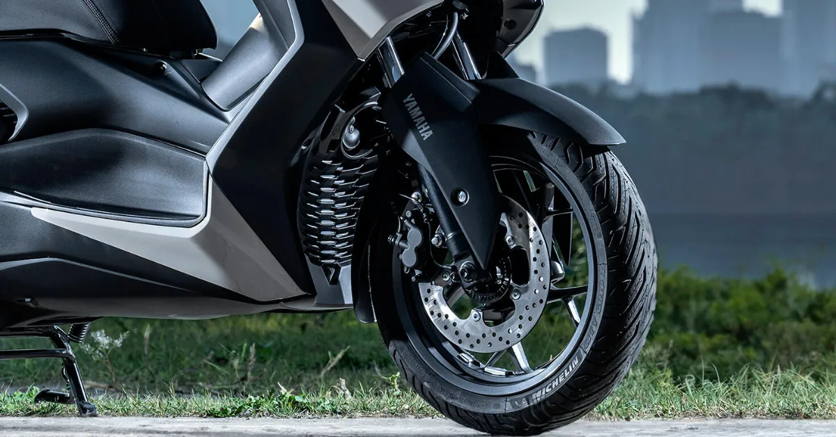 Yamaha xmax 250 tech max+ 2025: sport scooter segmentinde zirve - etkin motor Geliştirilmiş Çekiş Kontrol Sistemi (TCS) ve ABS - Etkin Motor