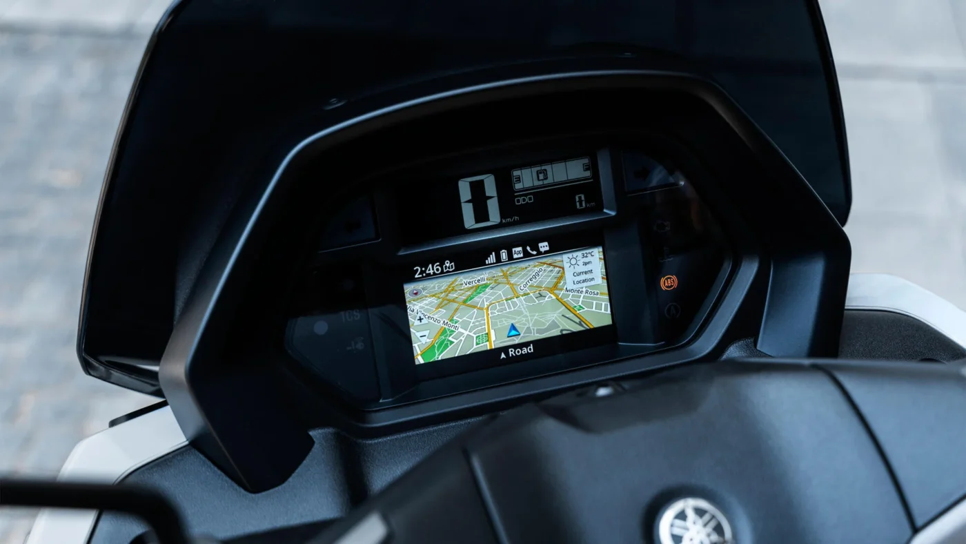 Bağlantılı LCD Gösterge ve USB-C Şarj - Etkin Motor